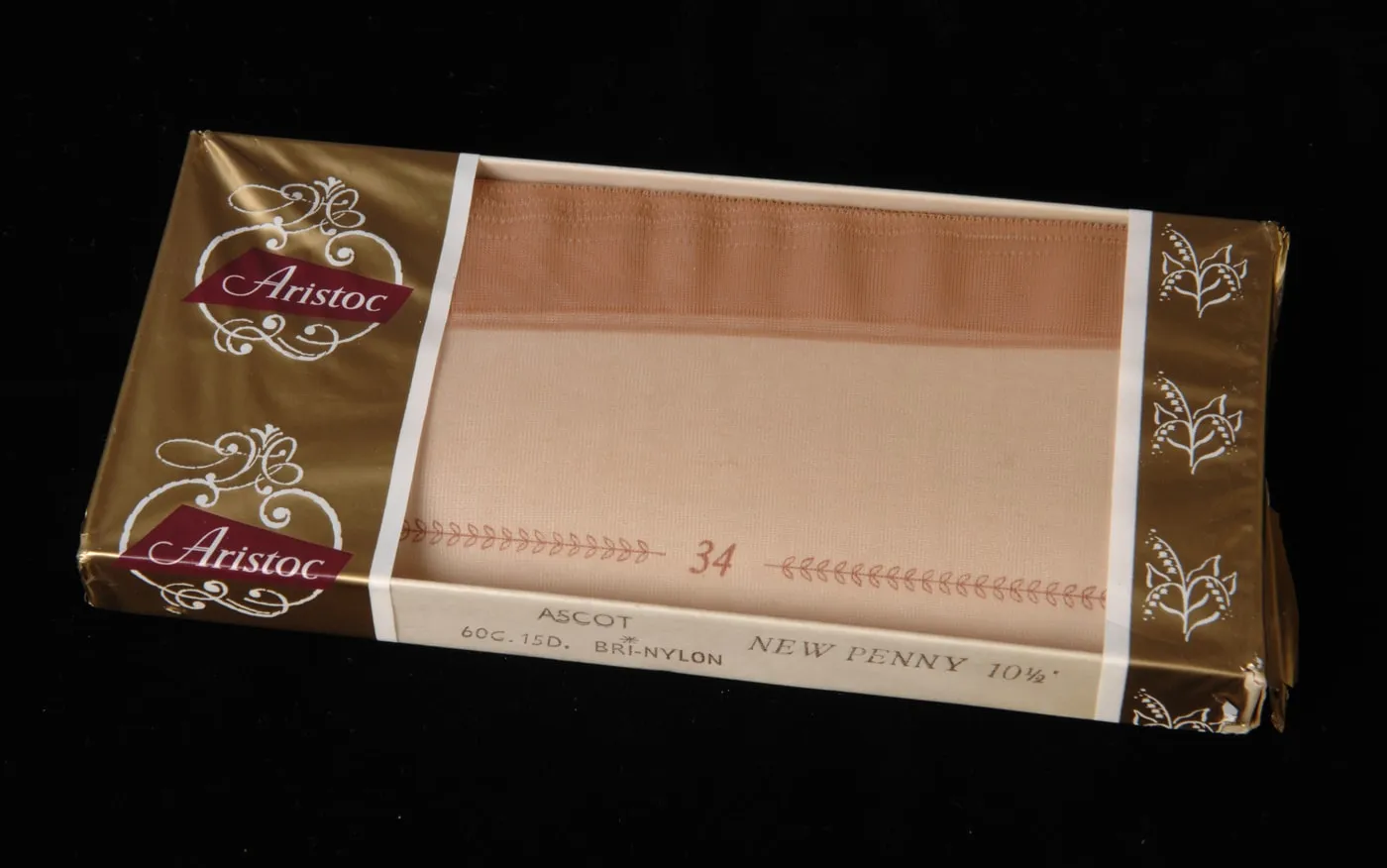 Una confezione di calze di nylon Aristoc degli anni Cinquanta, marrone con il logo bianco e la finestra trasparente