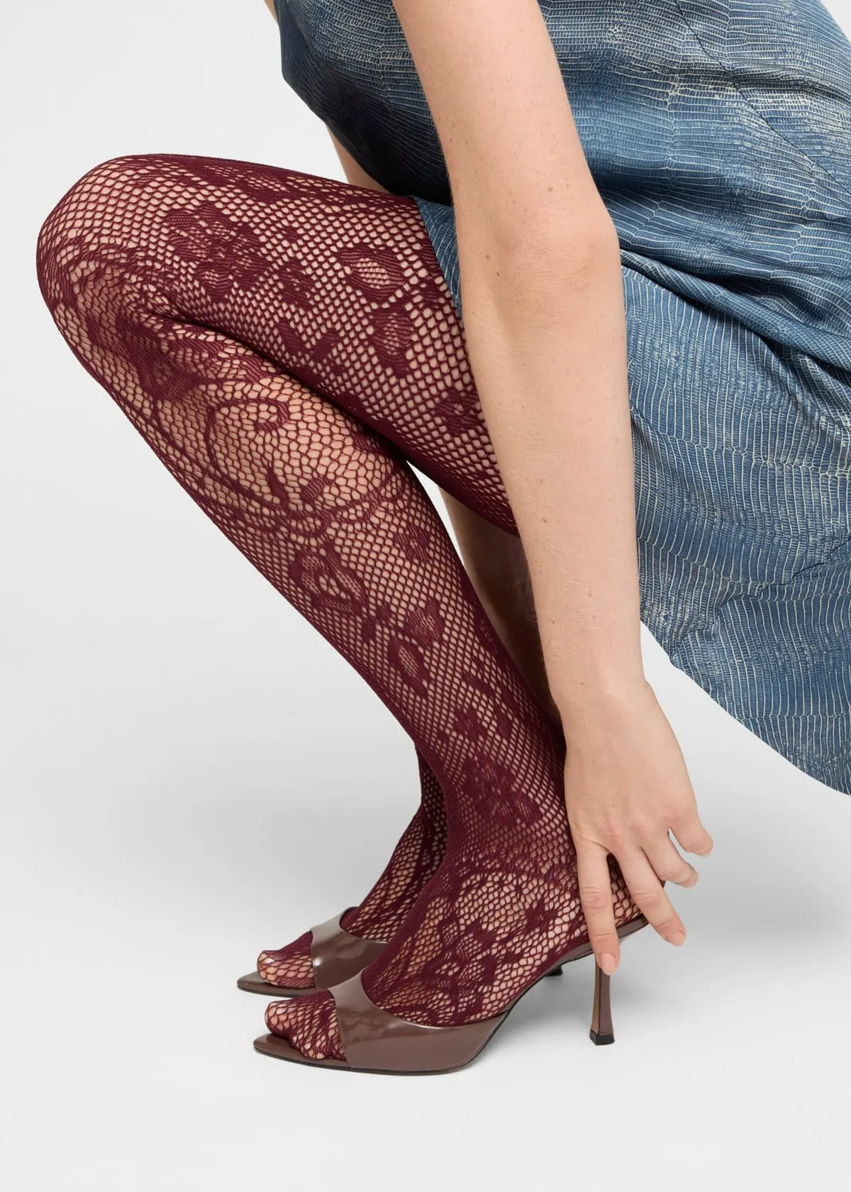 Collant a rete bordeaux con grandi fiori e sandali marroni con il tacco, Calzedonia Liberty Floral Fishnet