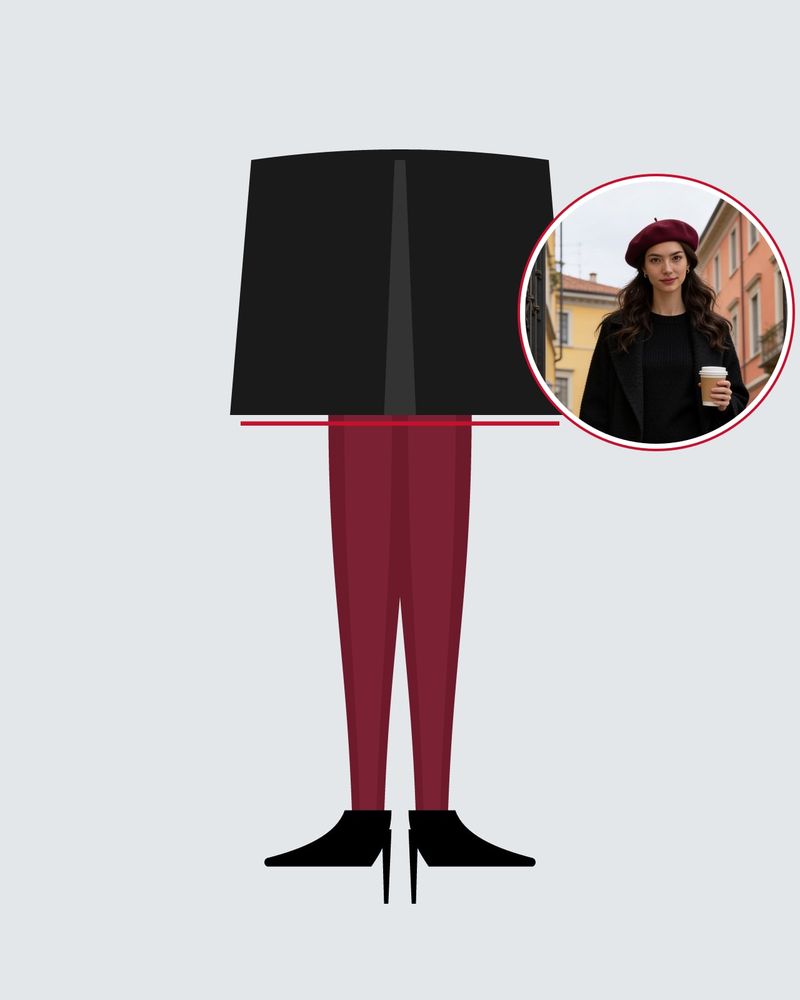 Illustrazione: gambe in collant bordeaux coprenti e décolleté nere sotto l'orlo di un blazer nero oversize, su fondo grigio, con la foto di Ava, la modella generata, nel cerchio