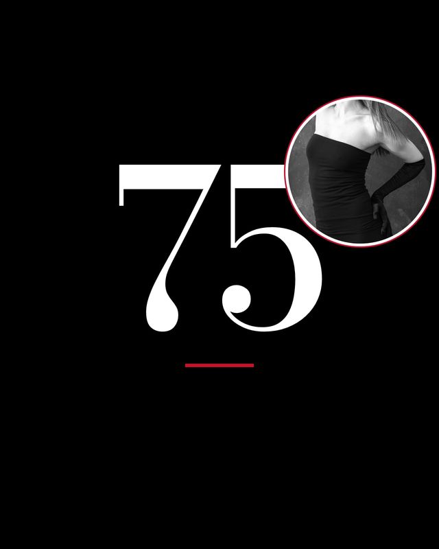 Il numero 75 su fondo nero, per i 75 anni di Wolford, con la foto dell'abito Fatal di Wolford