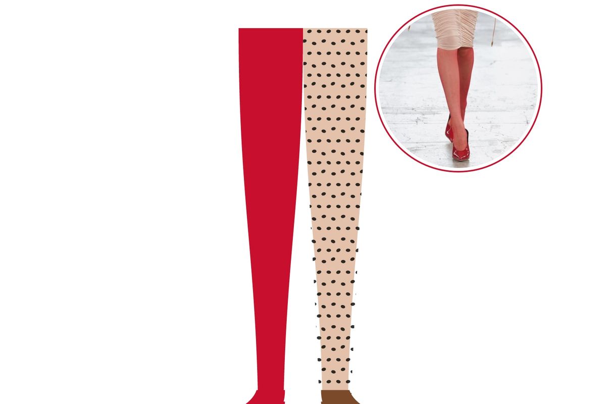 Illustrazione: una gamba in collant rosso con décolleté rossa e una in collant micro-maculato