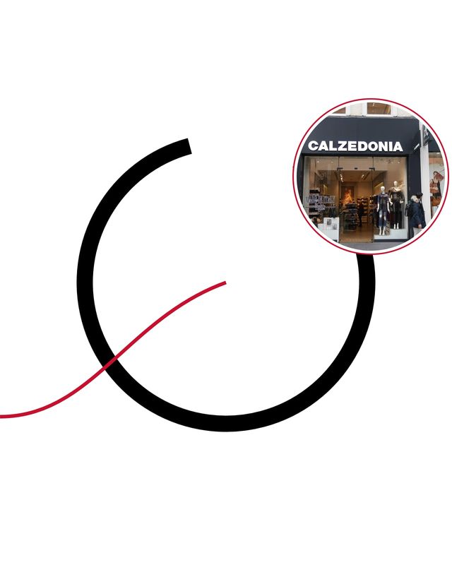 Illustrazione: un filo rosso che entra in un cerchio con una freccia, simbolo del riciclo, con la foto del negozio Calzedonia di Oxford Street