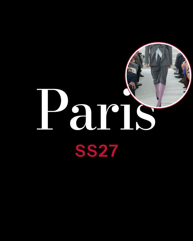 La scritta Paris SS27 su fondo nero, con la foto dei collant lilla sotto il tailleur grigio di Jil Sander primavera/estate 2027