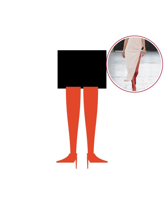 Illustrazione: collant rosso-arancio con décolleté in tinta e cappotto nero, con la foto dei collant rossi di Elisabetta Franchi primavera/estate 2027