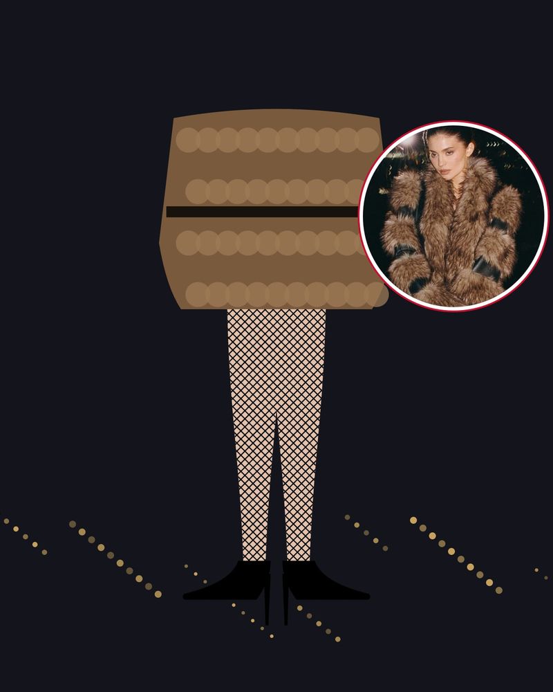 Illustrazione: gambe in collant a rete neri a maglia fine e décolleté nere a punta sotto l'orlo di una giacca di pelliccia sintetica marrone, su fondo notturno con le luci della città, con una foto di Kylie Jenner nella giacca Roxy nel cerchio