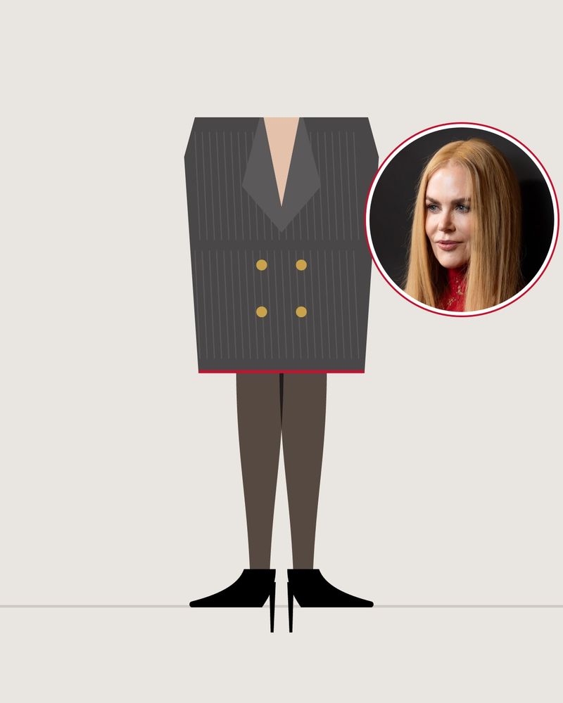 Illustrazione: gambe in collant neri velati e décolleté nere a punta sotto un abito-blazer di tweed grigio antracite doppiopetto con bottoni dorati, su fondo grigio chiaro, con una foto di Nicole Kidman nel cerchio