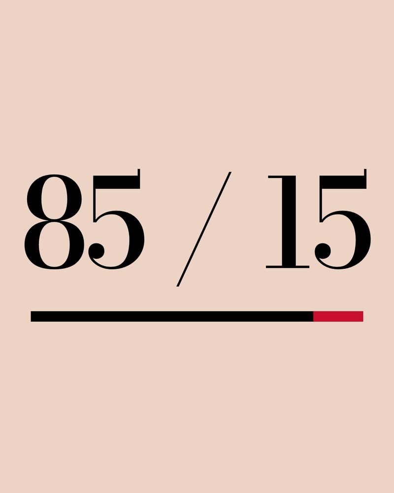 The number 85 / 15 above a bar split in black and red: the typical composition of tights, 85% polyamide and 15% elastane