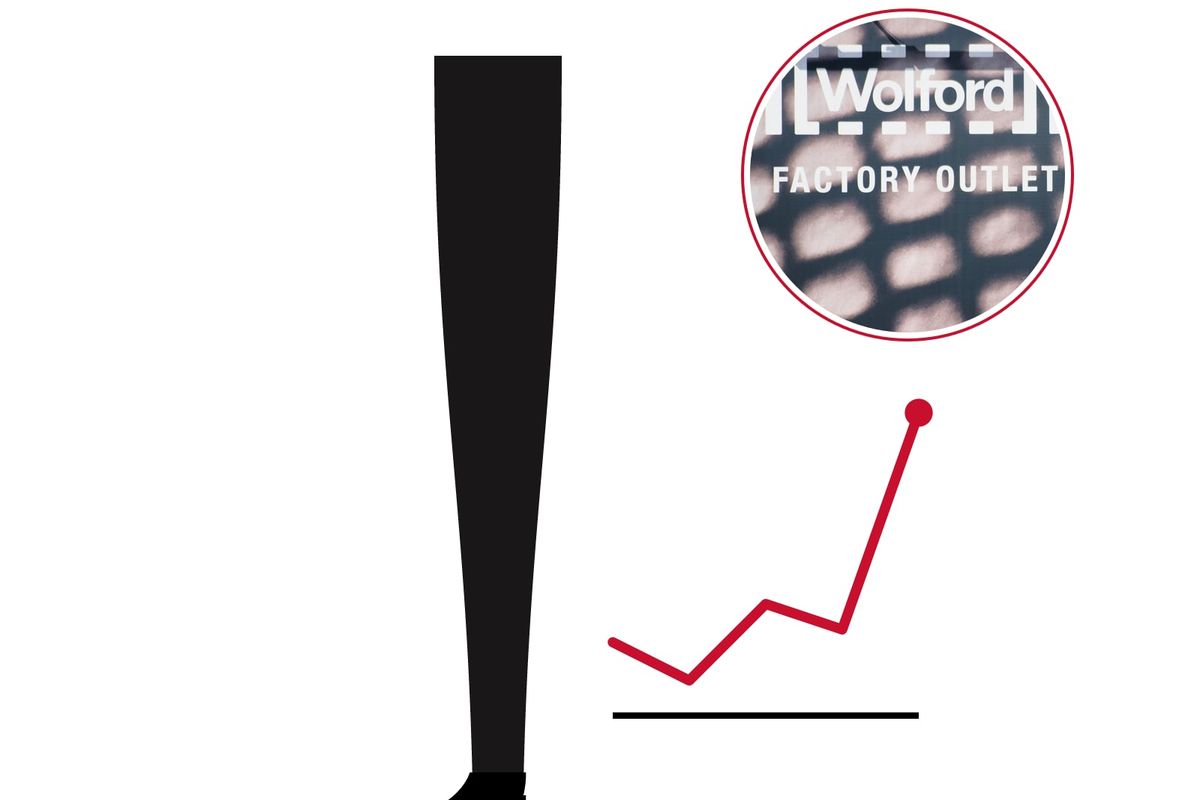 Illustrazione: gamba in collant nero con una linea rossa che risale come un grafico, con la foto dell'insegna del Factory Outlet Wolford di Bregenz