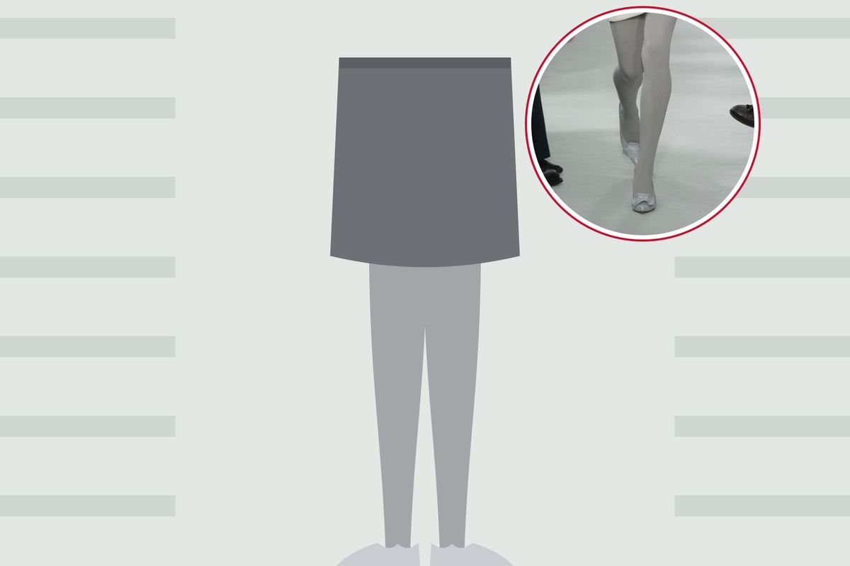 Illustration: legs in opaque grey tights and silver sweetheart pumps under a grey pencil skirt, between the pale benches of the room, with a photo of the runway look