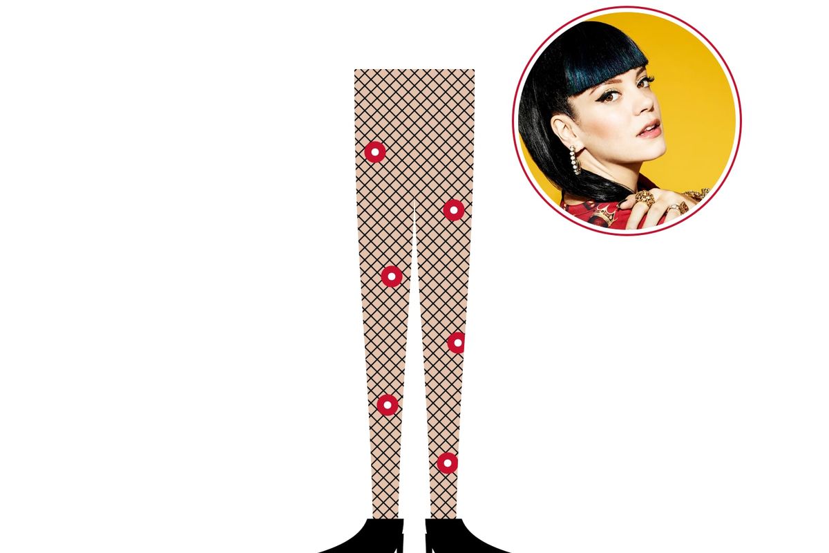 Illustrazione: gambe in collant a rete con fiori rossi e décolleté nere, con la foto di Lily Allen
