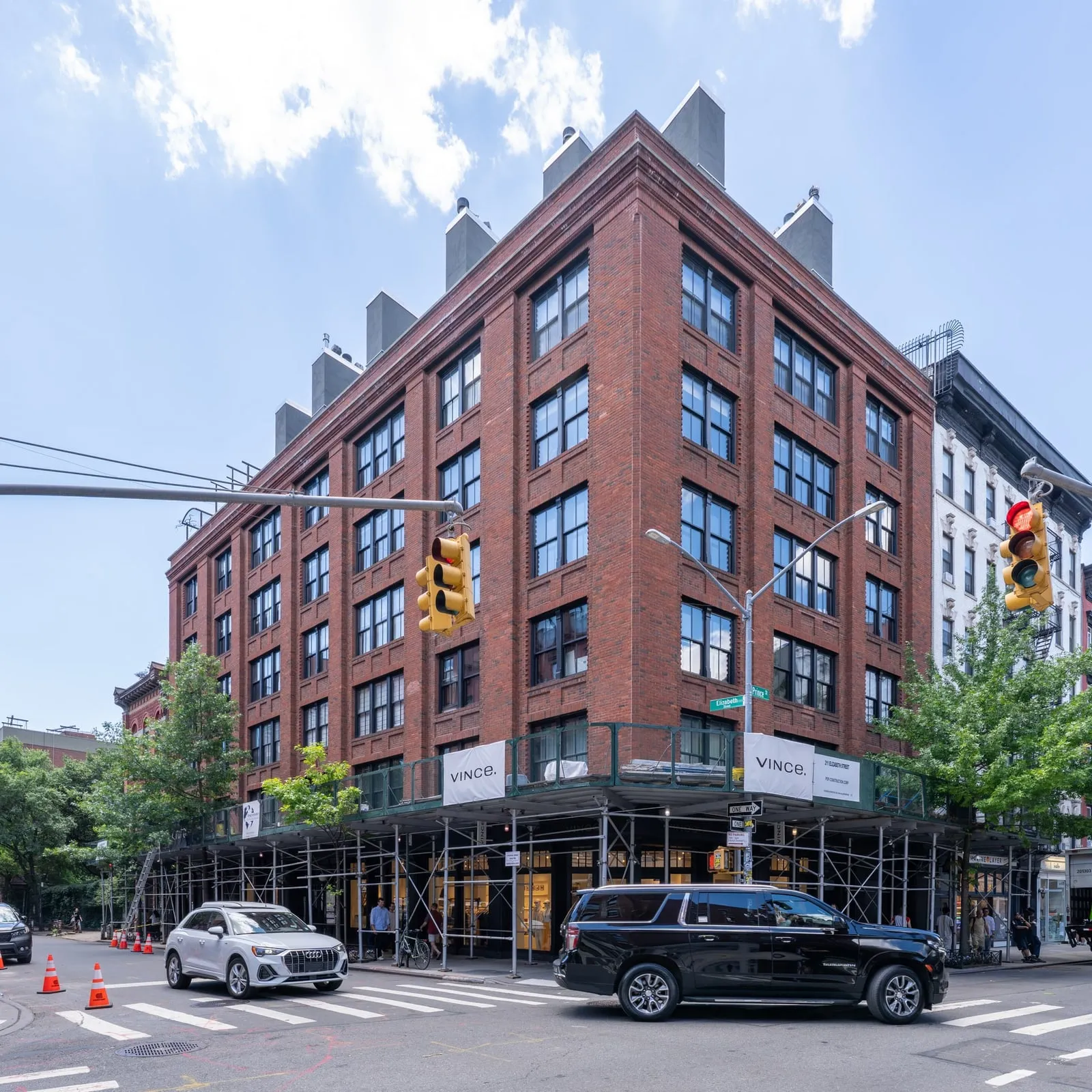 Il palazzo in mattoni rossi al 211 di Elizabeth Street, a Nolita
