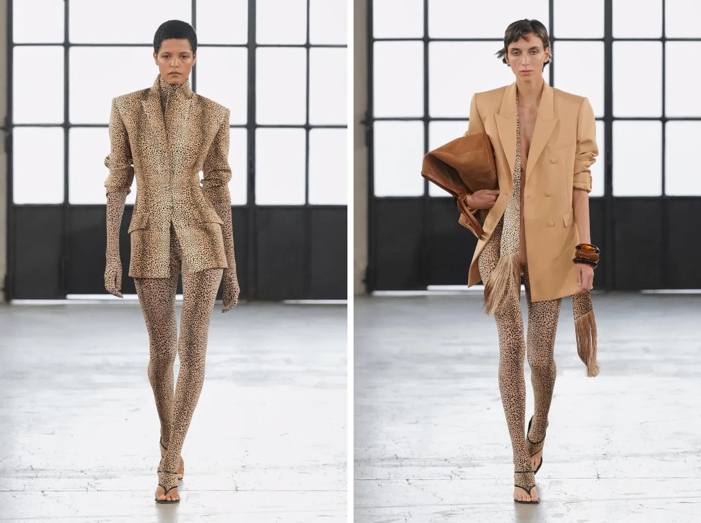 Calzamaglia micro-maculata fino al piede con la giacca in tinta e con il blazer cammello, sandali infradito
