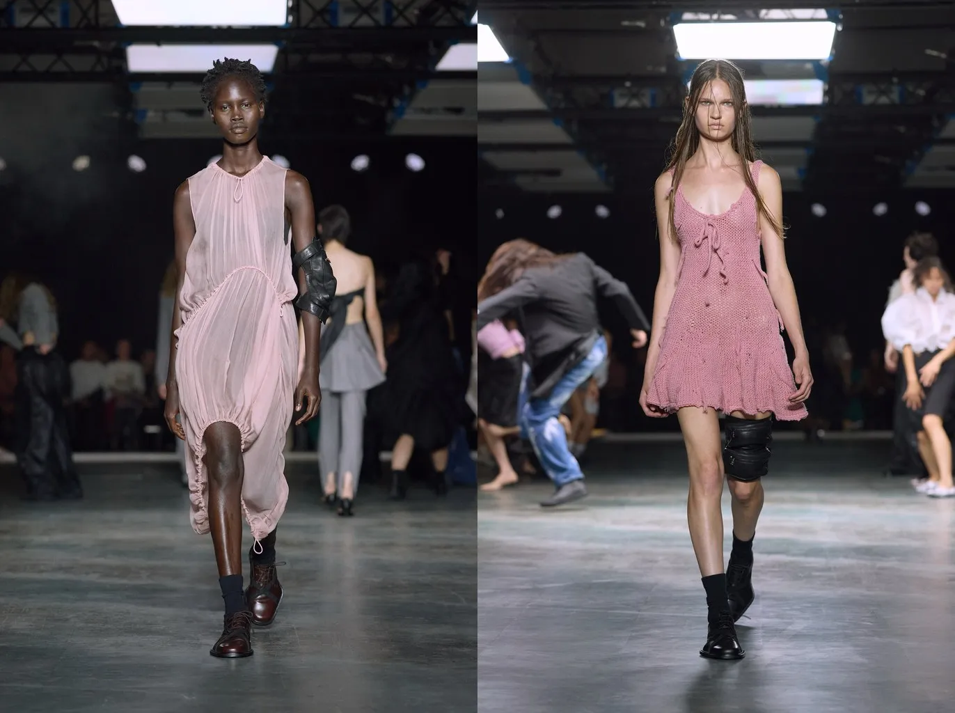 Uscite 11 e 29 della sfilata Alainpaul primavera/estate 2027: calzini neri con derby bordeaux sotto un abito plissé rosa, e con derby nere e una ginocchiera di pelle sotto un vestitino di maglia rosa