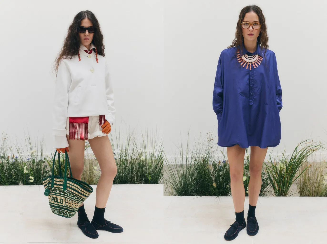 Uscite 26 e 31: calzini neri corti e pantofole di velluto blu notte, sotto un maglione bianco con shorts e un abitino viola