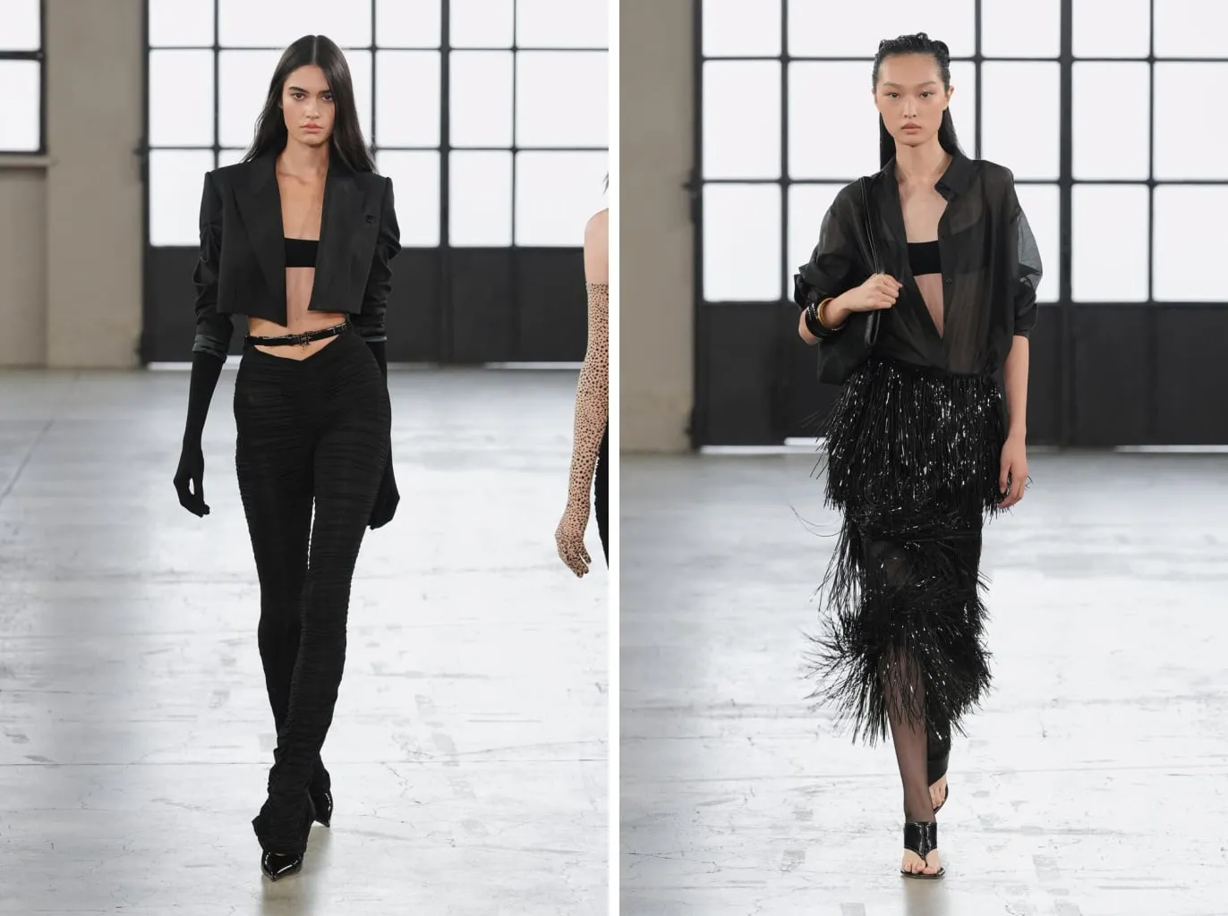 Leggings velati neri arricciati con il blazer corto e la gamba velata di nero sotto la gonna di frange