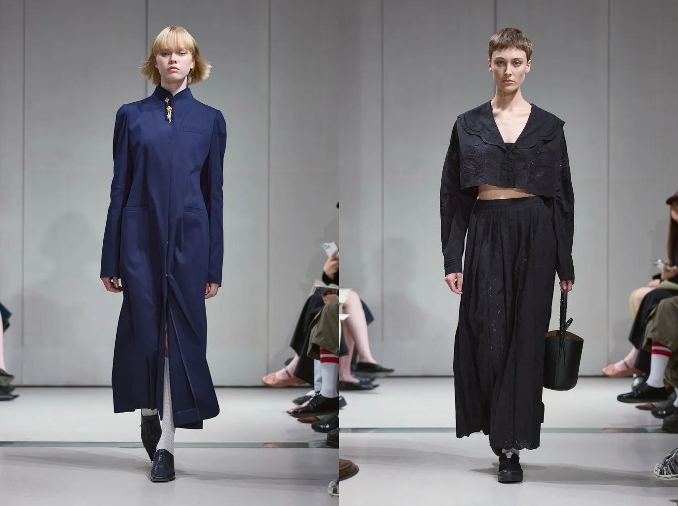 Uscite 7 e 12: calzini bianchi con stringate e slip-on neri, sotto un lungo abito-cappotto blu e una gonna nera traforata